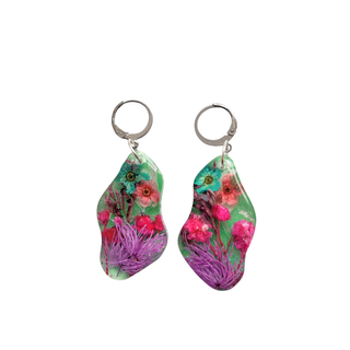 The Art of Pressed Flower Jewellery: Nature Preserved in Resin